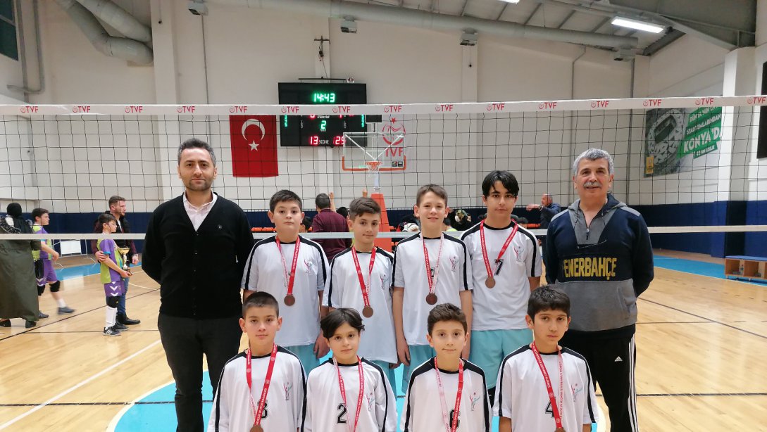 Hüyük İlçesi Yunus Emre Ortaokulu Küçük Erkek voleybol Takımı Konya üçüncüsü oldu.
